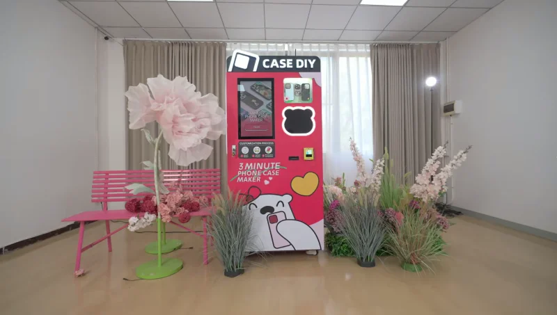 Interior de centro comercial moderno con varias tiendas y áreas de alto tráfico peatonal ideales para la colocación de máquinas expendedoras de fundas