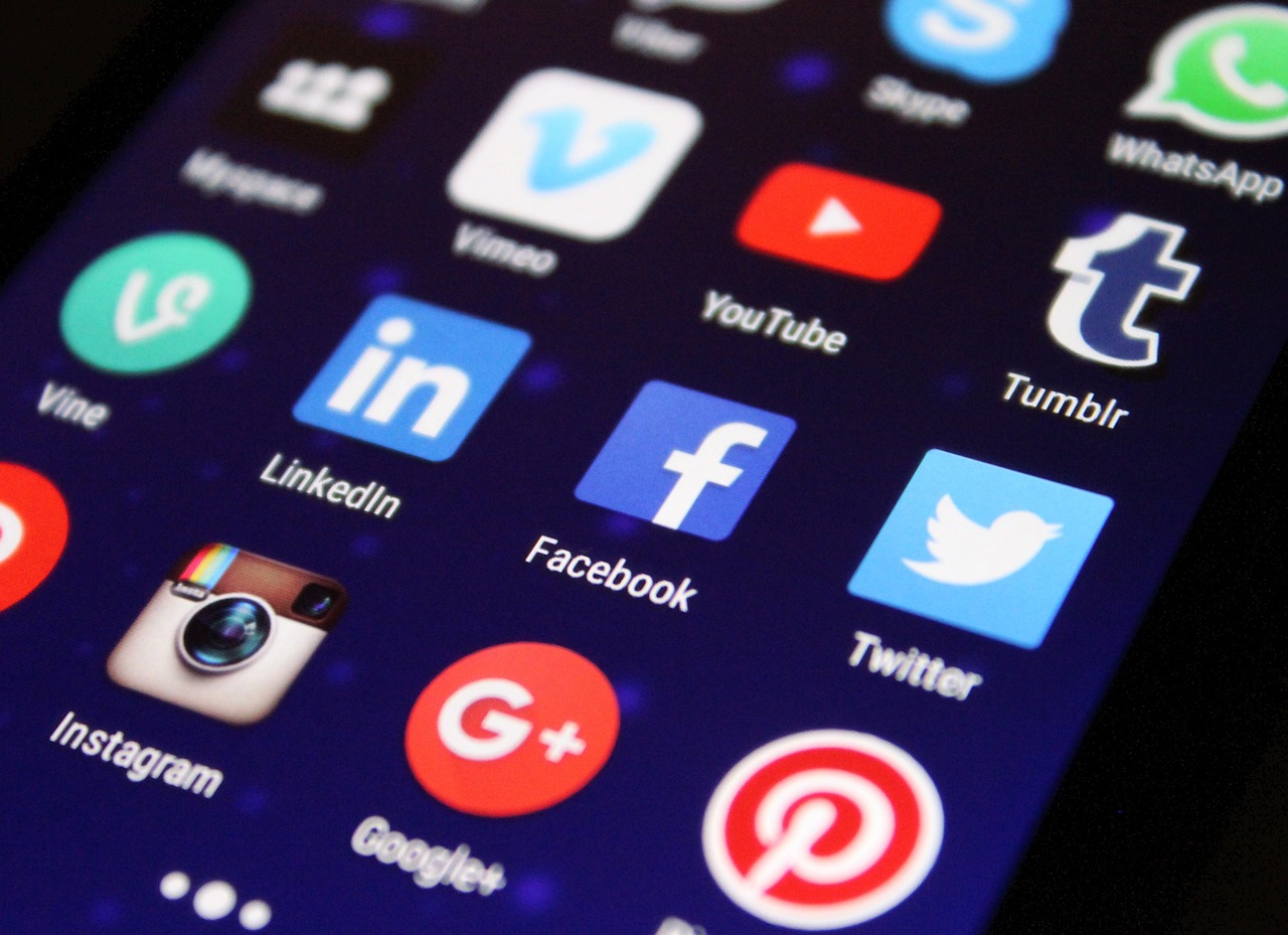 Iconos de aplicaciones de redes sociales mostrados en una pantalla de teléfono móvil incluyendo Facebook, Twitter, LinkedIn, Instagram, YouTube y otras plataformas de redes sociales populares
