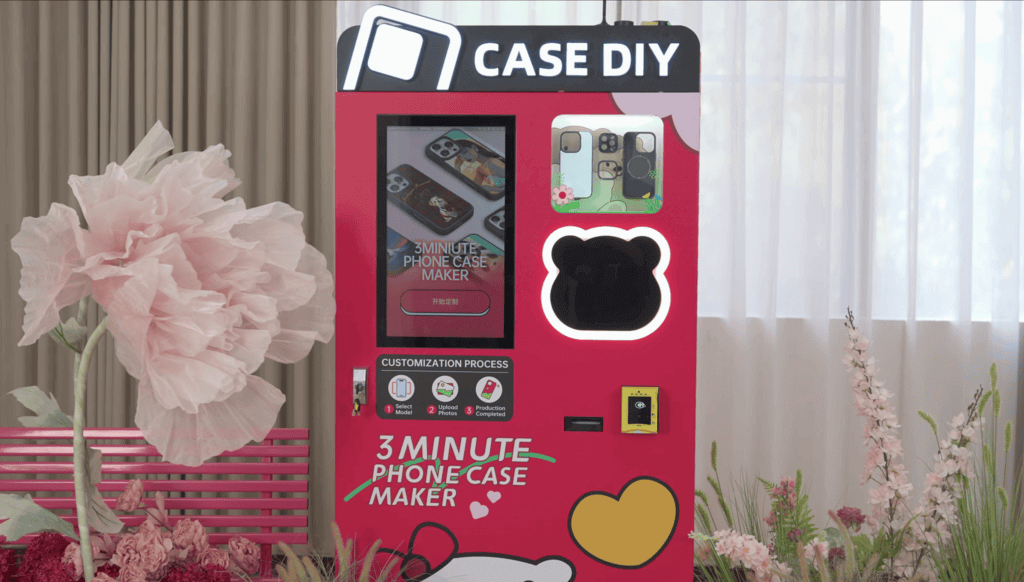 Interfaz de máquina expendedora de fundas mostrando opciones de personalización y plantillas de diseño para crear fundas personalizadas
