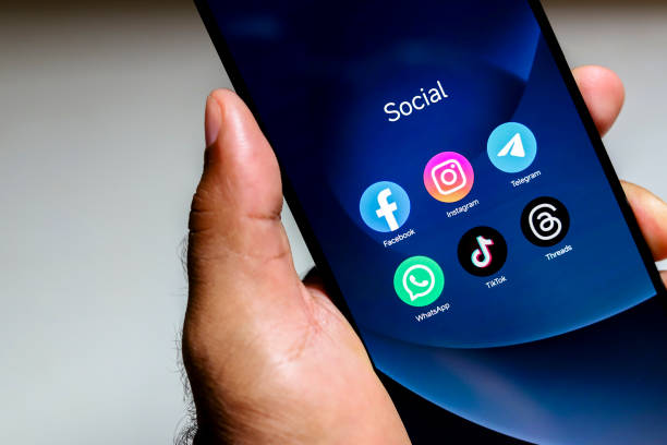 O logotipo dos aplicativos Facebook, Instagram, WhatsApp, TikTok e Threads é exibido na tela de um smartphone